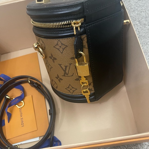 Authentic Louis Vuitton Bucket- Cannes - Picture 7 of 15